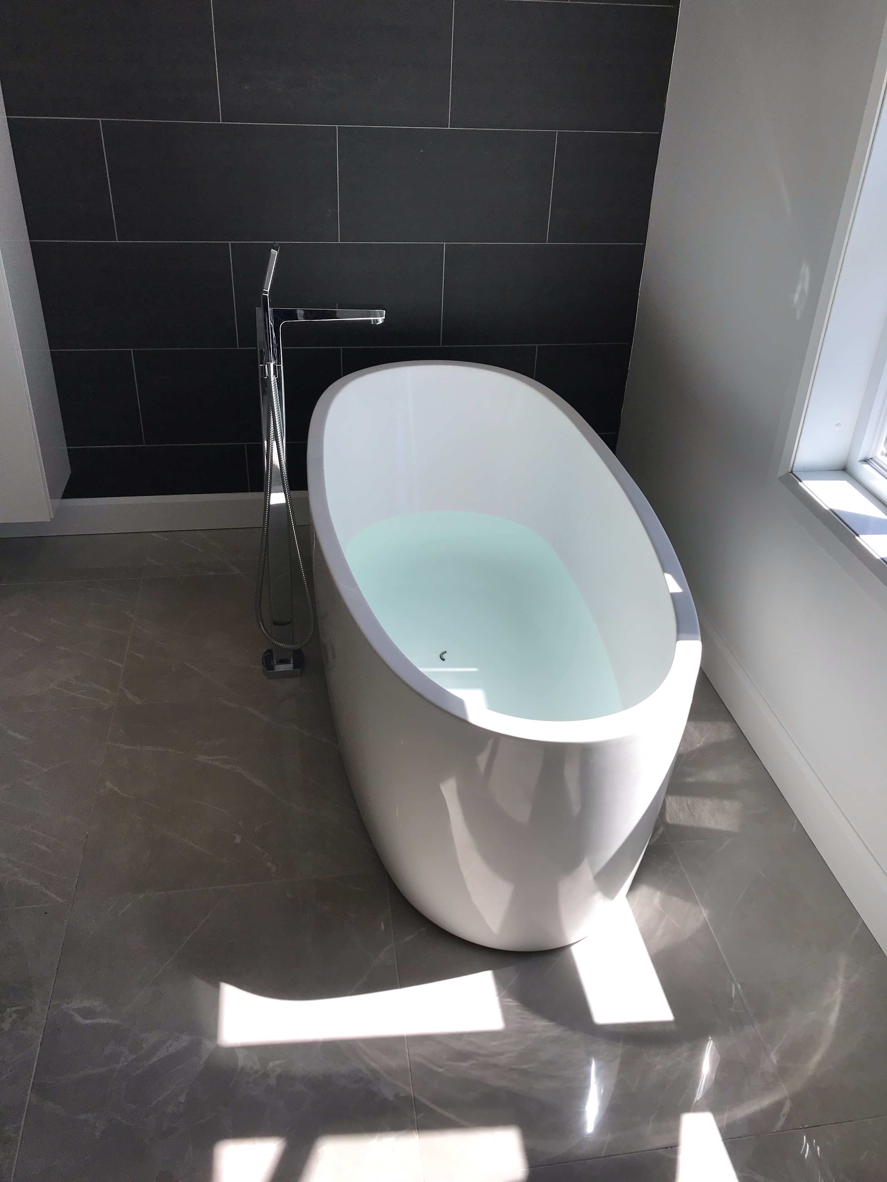 Projet de plomberie construction de salle de bain - Les plombiers ont installé la base de douche en acrylique, la porte de verre, le bain autoportant, la toilette et la vanité. Longueuil.