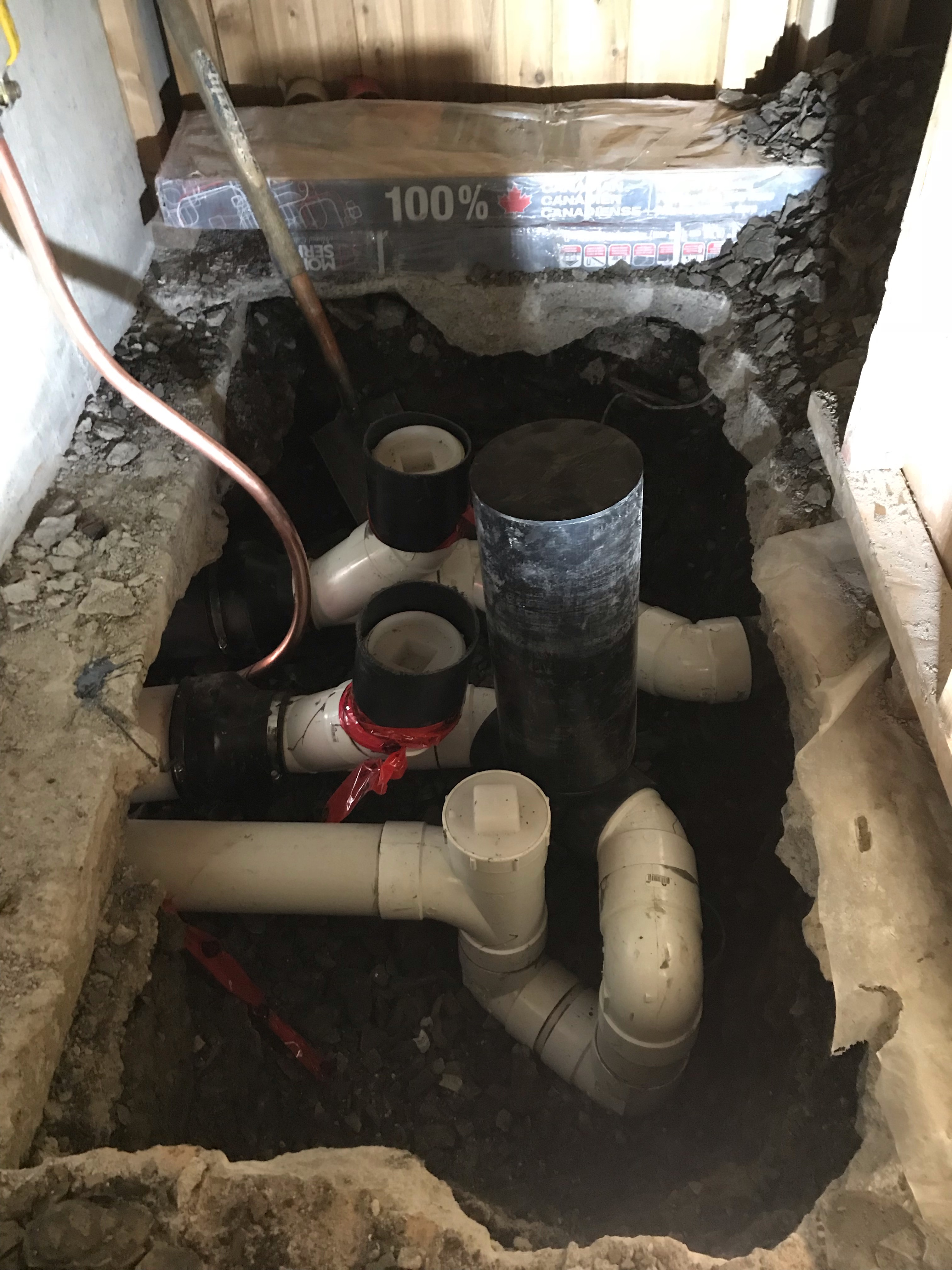 Installation de clapet anti retour - Les plombiers ont soigneusement installé un clapet anti retour pour éviter un refoulement d’égout à Candiac